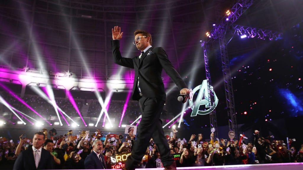 Robert Downey Jr. brings out Infinity Gauntlet for Steelers’ Week 10 game