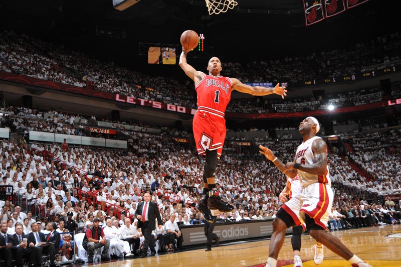 Derrick Rose dunks against LeBron James