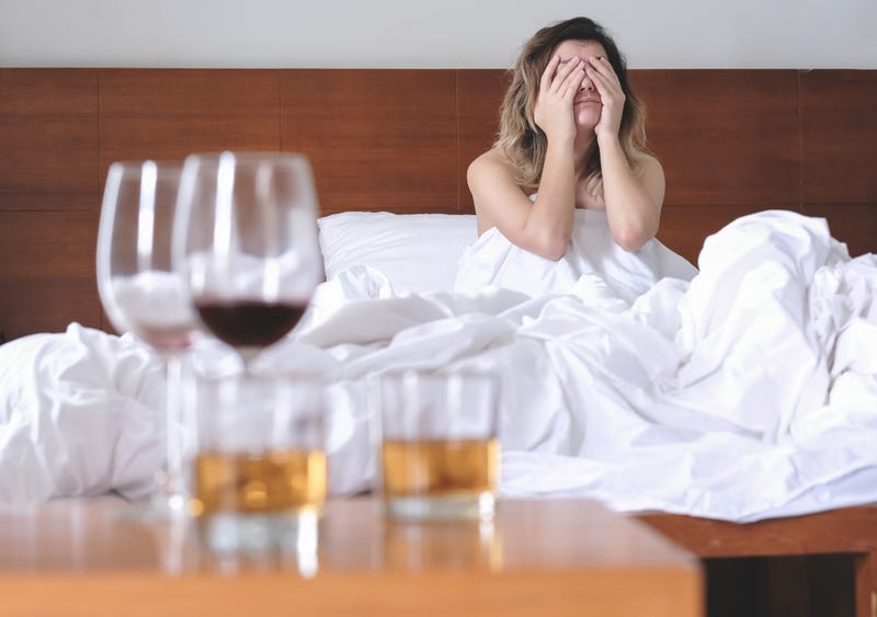 mujer sufriendo de resaca