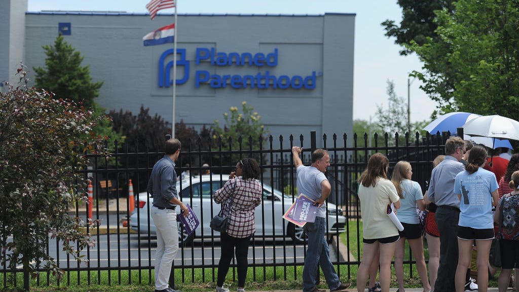 Federal appeals court will rehear case on sweeping Missouri abortion ban