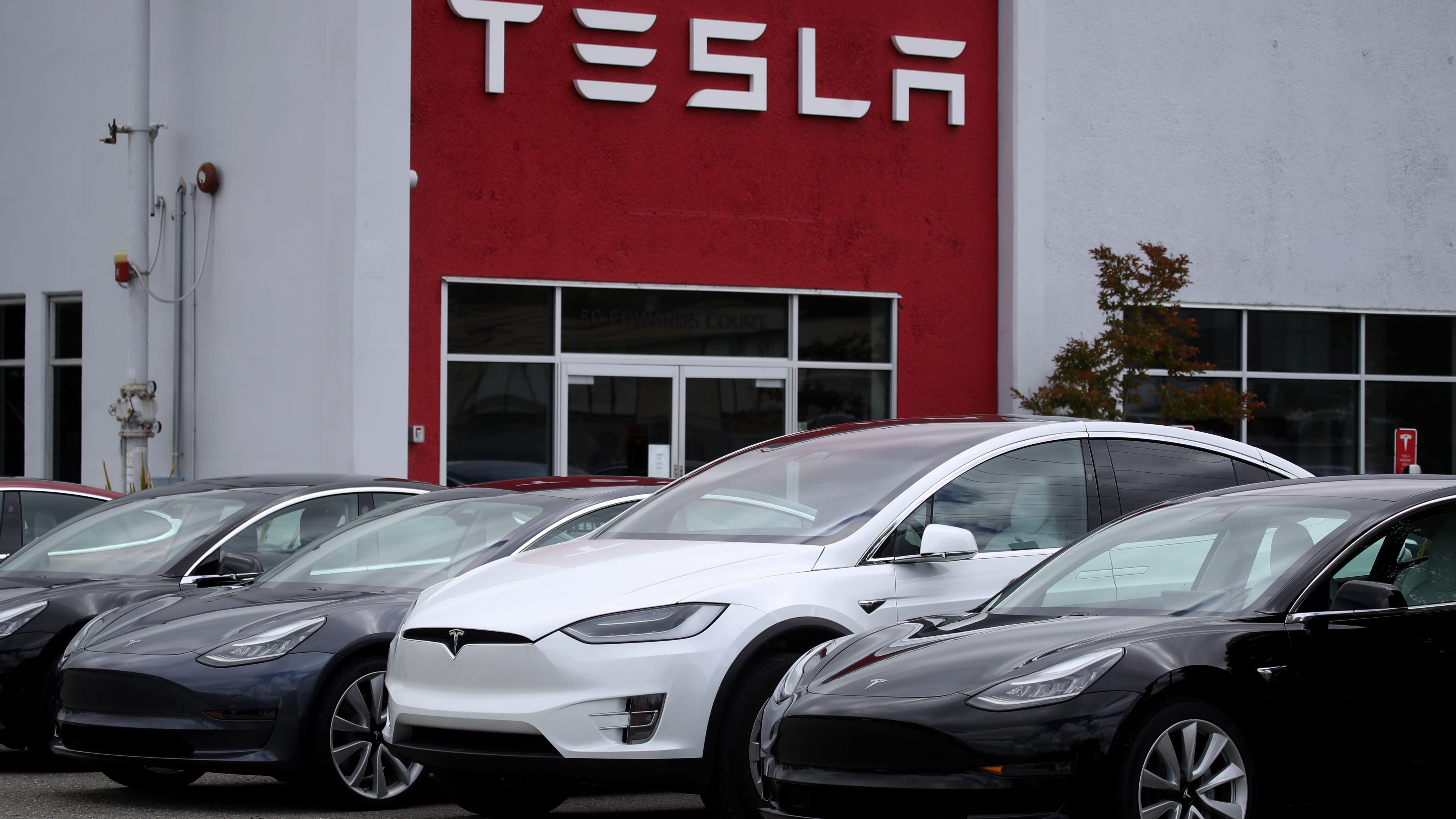 Tesla advocates against California's proposed solar power tax