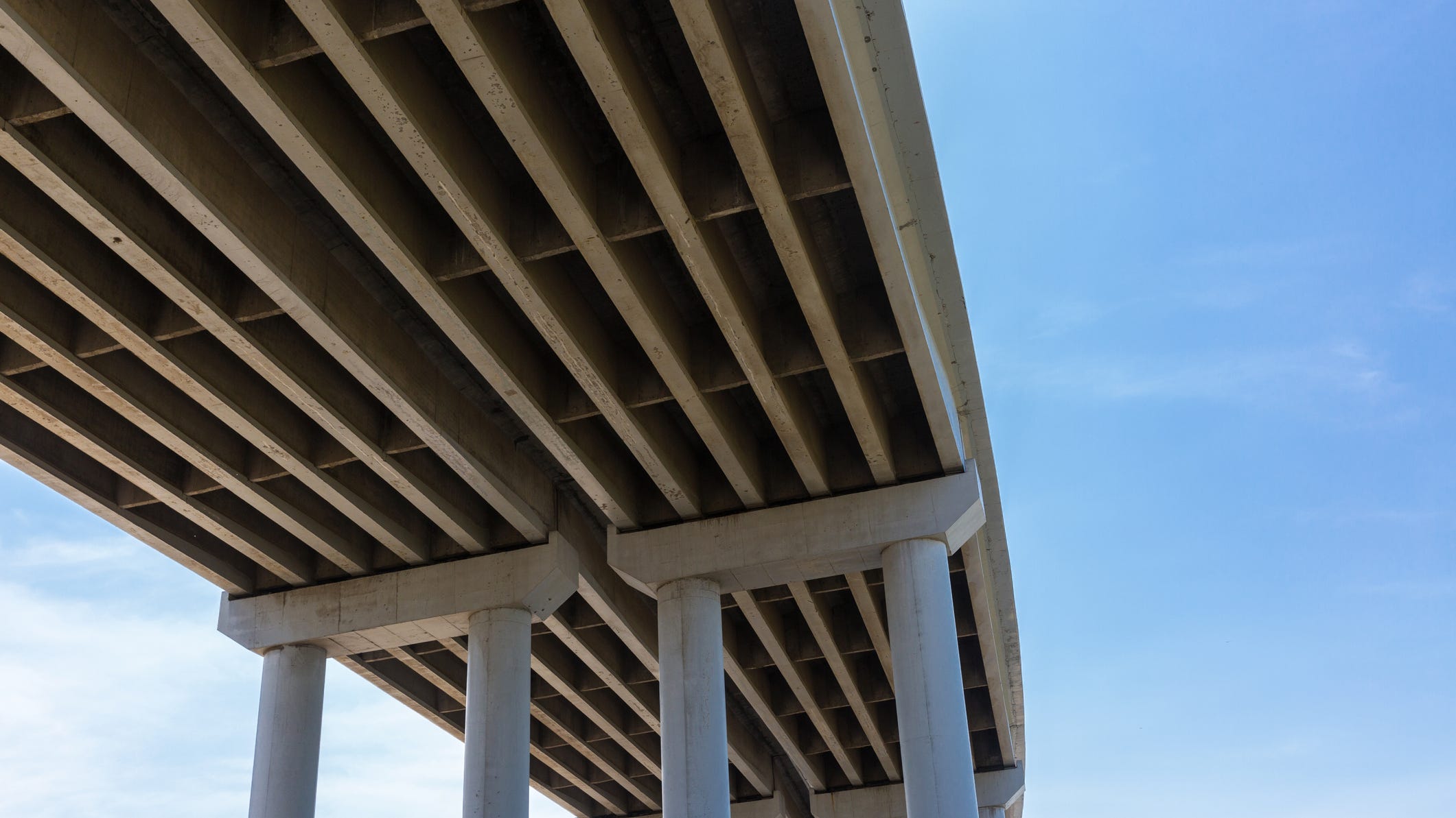 One person hurt in a fall from an I-30 overpass in Fort Worth