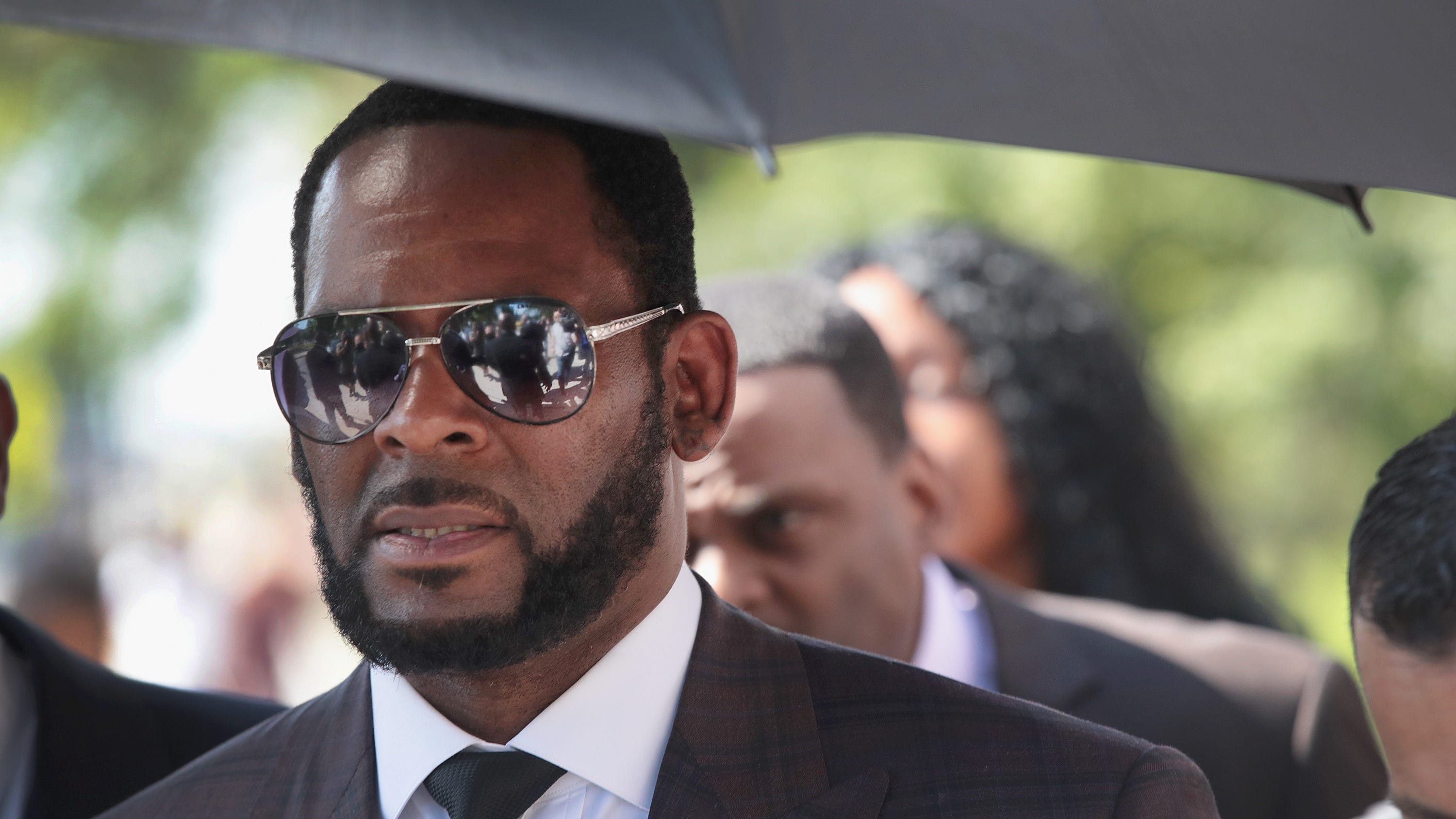 Defense: Key government witness tried to extort R. Kelly