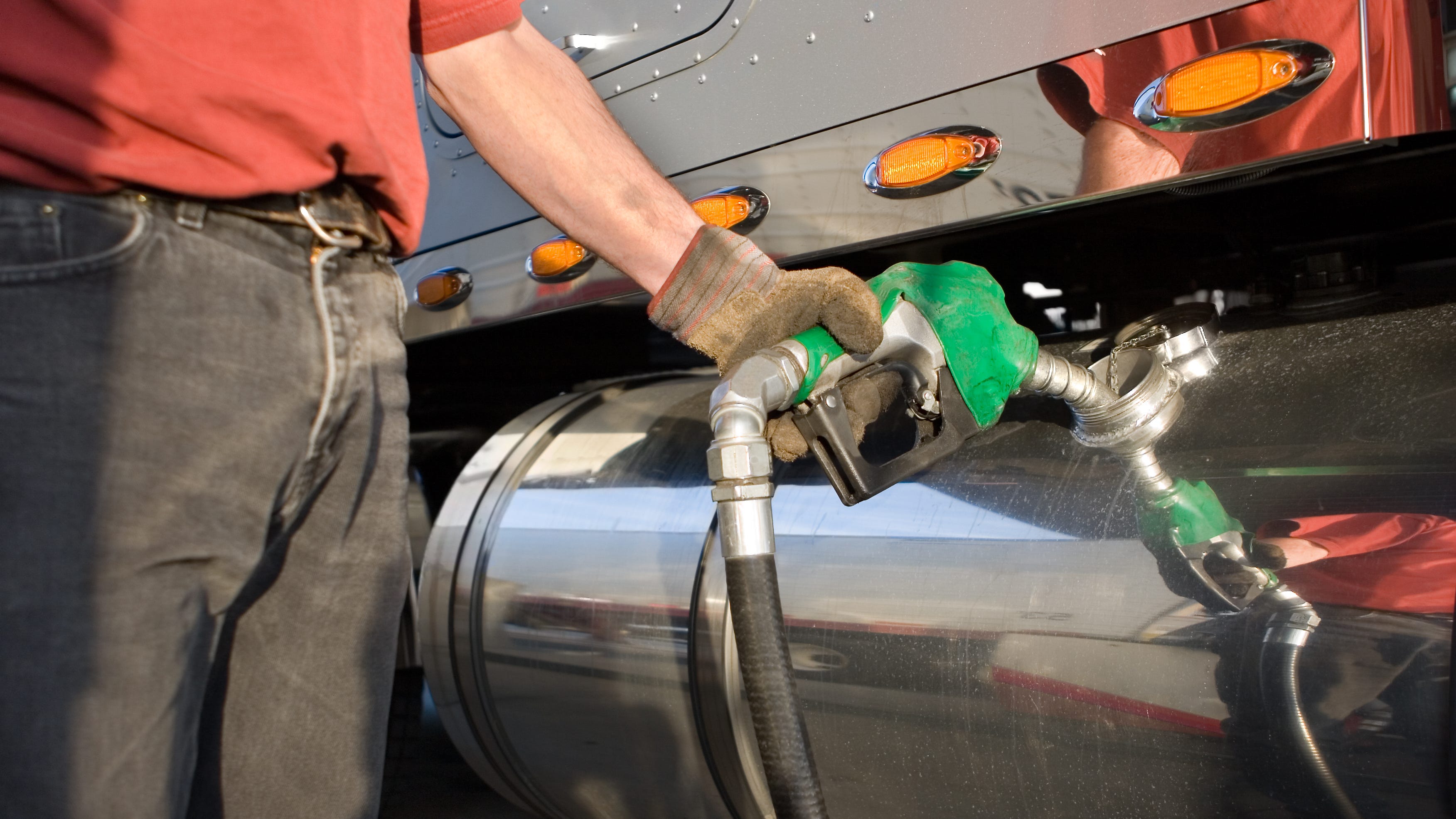Price of diesel remains near all-time high despite gas prices falling