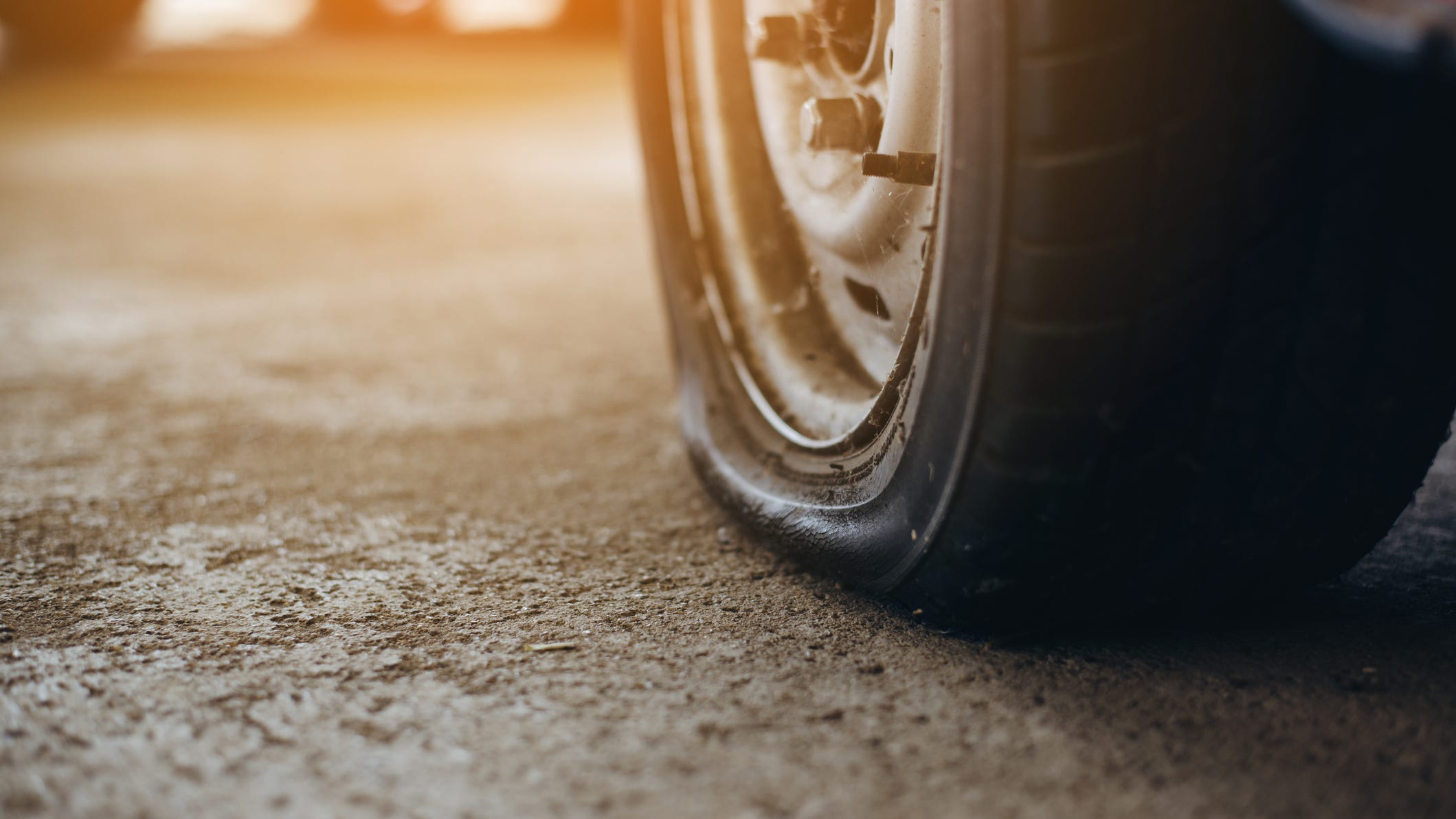 Teen goes viral for changing elderly woman’s flat tire