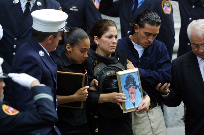 Familiares y amigos del bombero Teniente Dennis Mojica