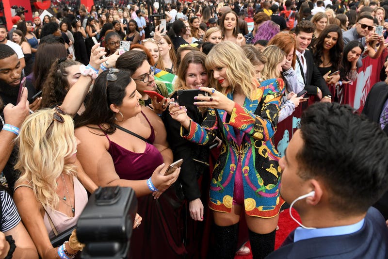 taylor swift taking red carpet selfies with fans at the 2019 vmas