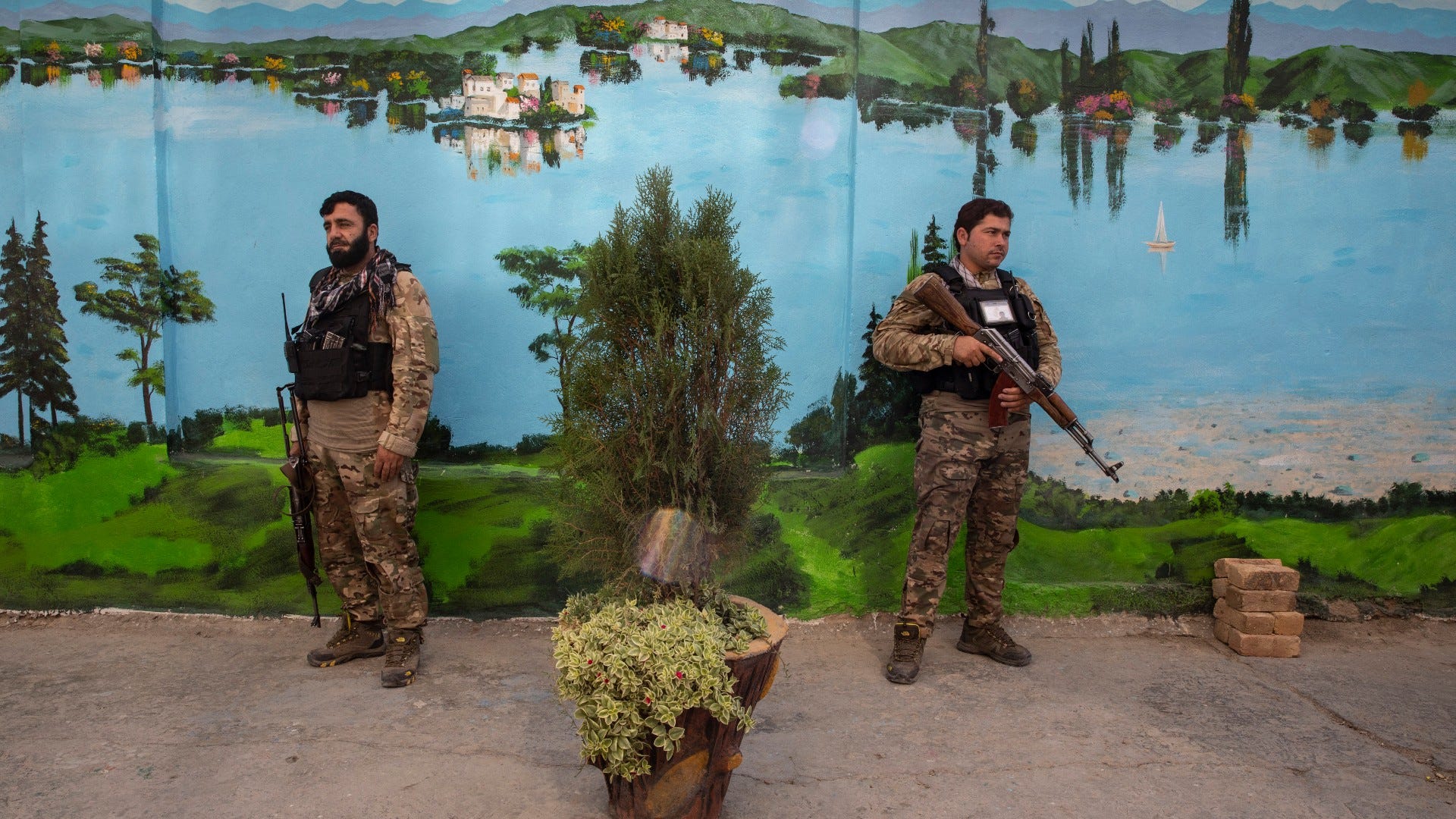 US presents warring Afghan sides with draft peace agreement