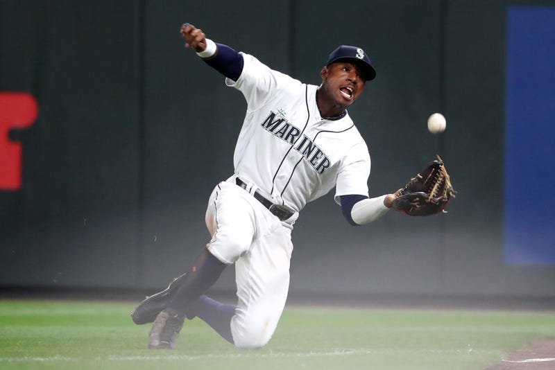 Kyle Lewis makes a sliding catch in the outfield.