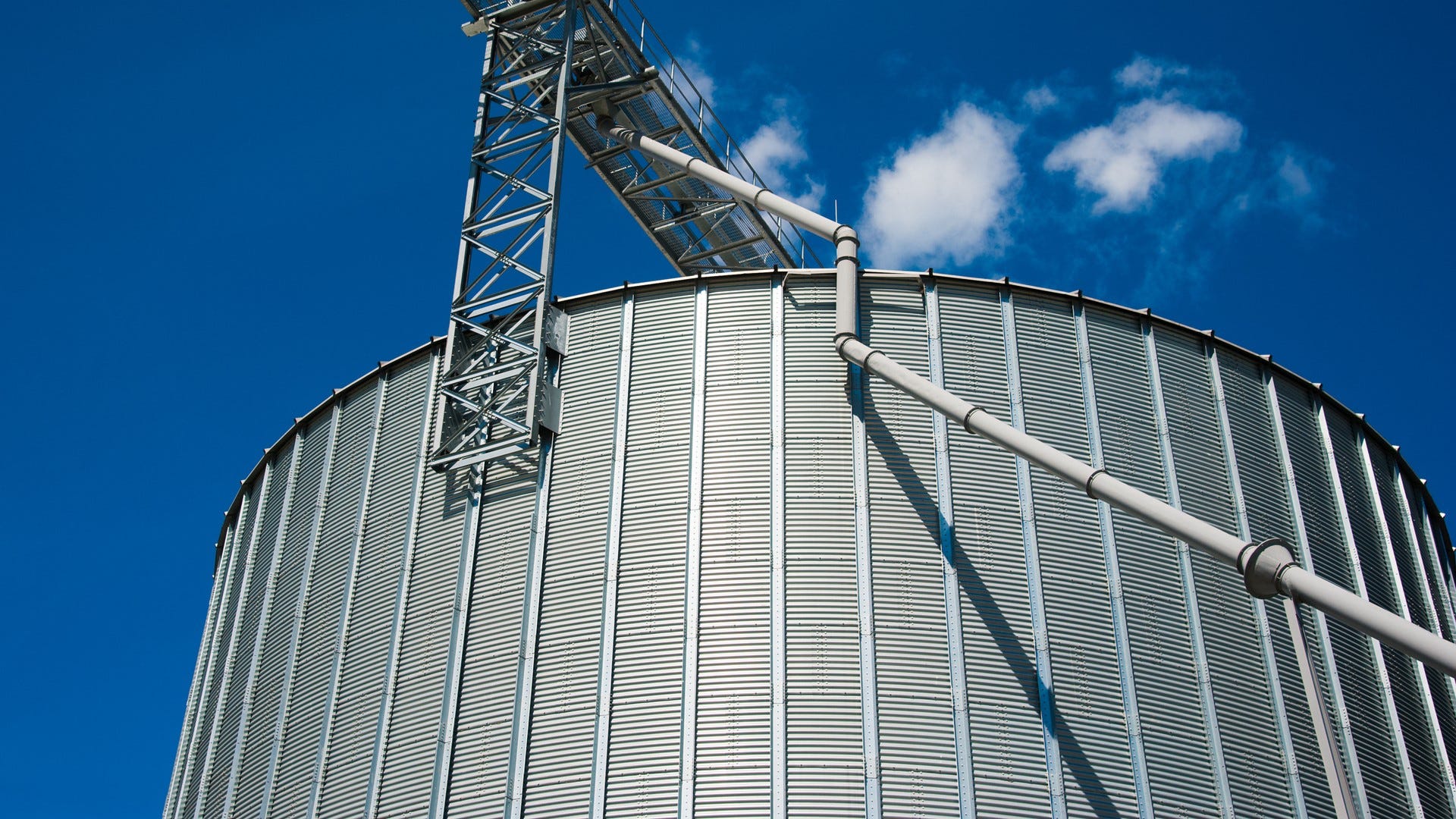 One dead in grain bin accident near Newton, Kansas; two others hurt