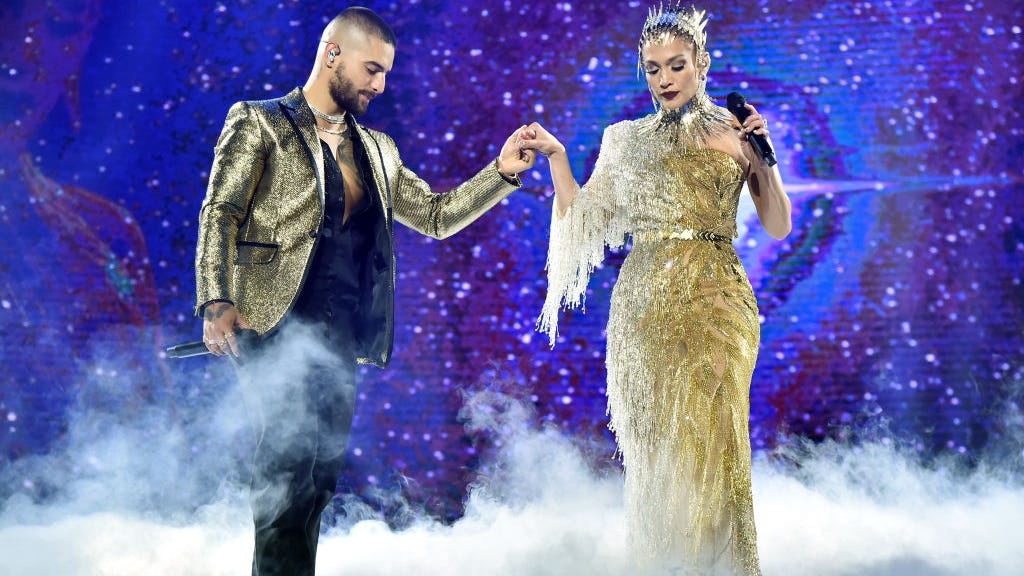 Jennifer Lopez y Maluma estrenan caliente video musical de dos partes con ‘Pa Ti + Lonely’