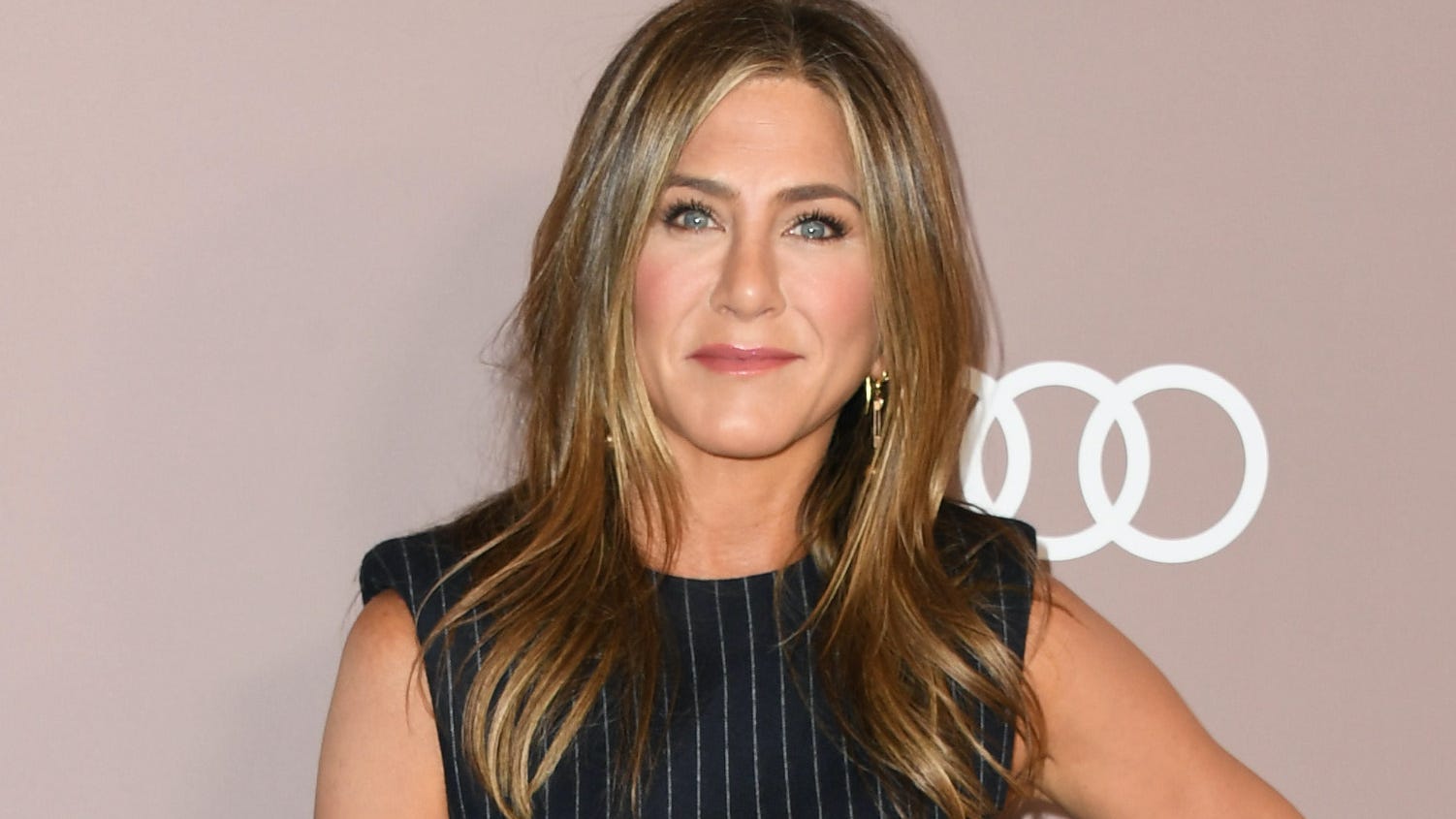 Jennifer Aniston reveals hilarious texts she received about those David Schwimmer dating rumors