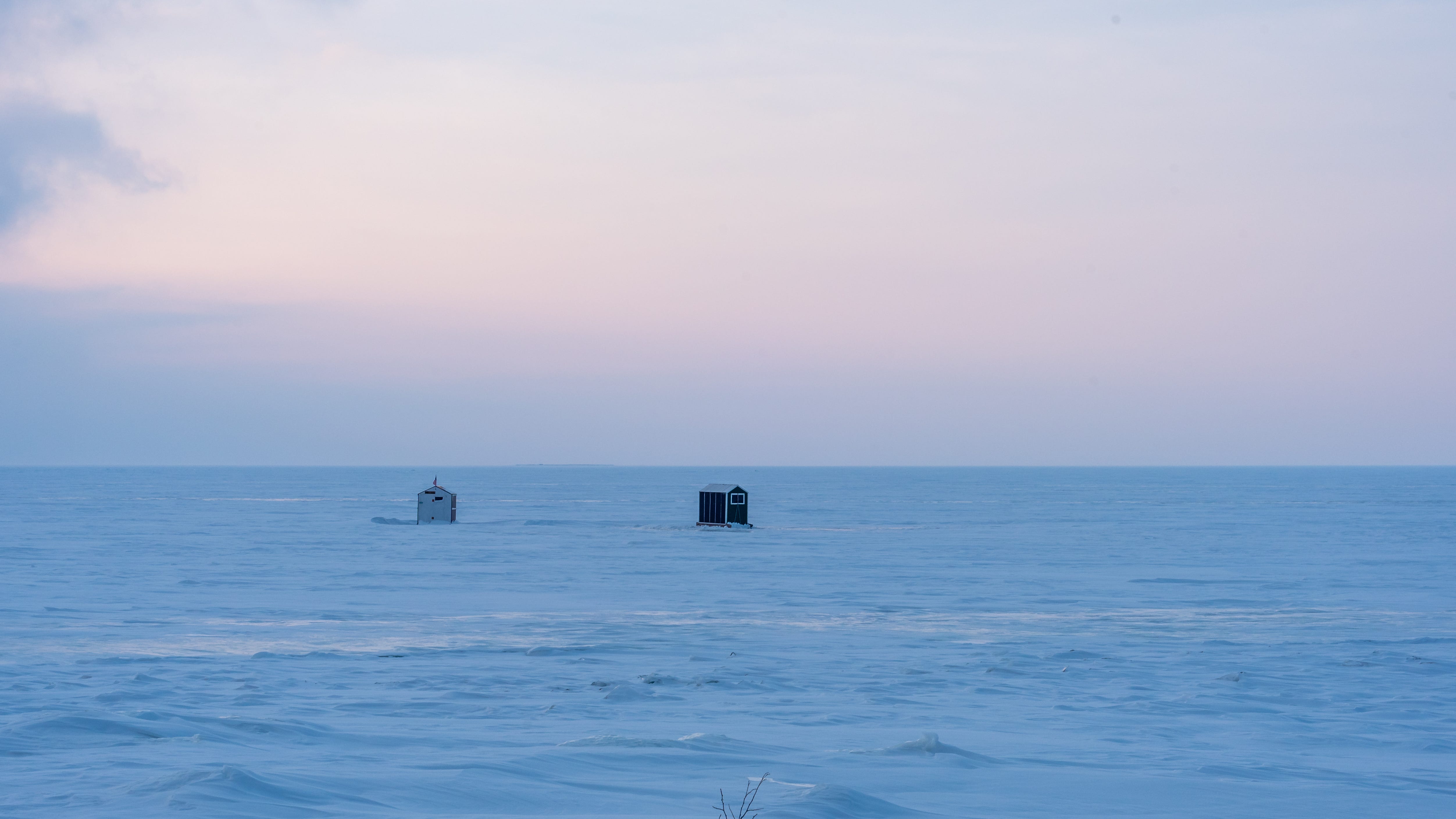 3 men return to shore safely after fishing shanty blows a mile across Saginaw Bay ice