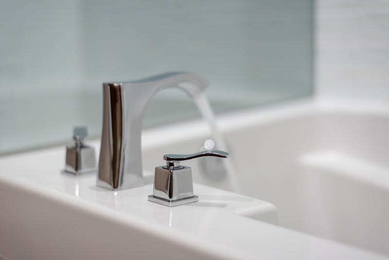 Running bathtub faucet