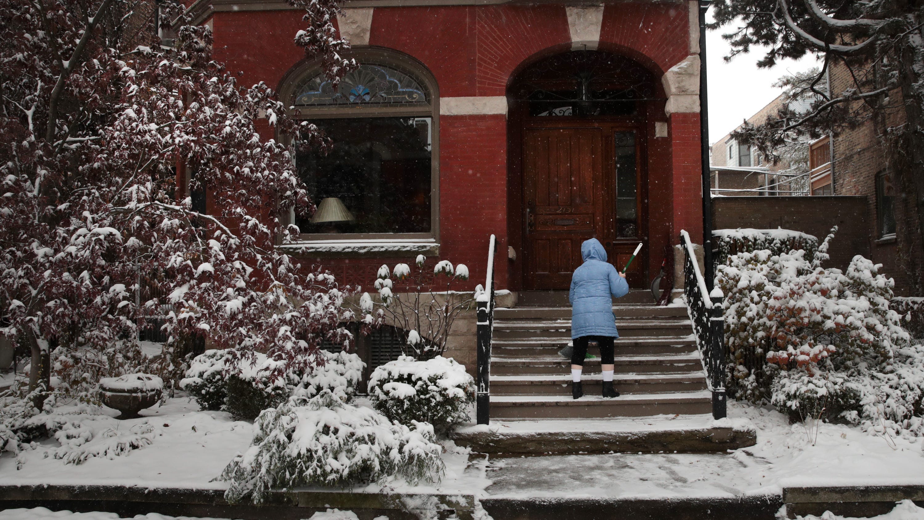 First snowstorm of season hits Chicago with over 4 inches of snow
