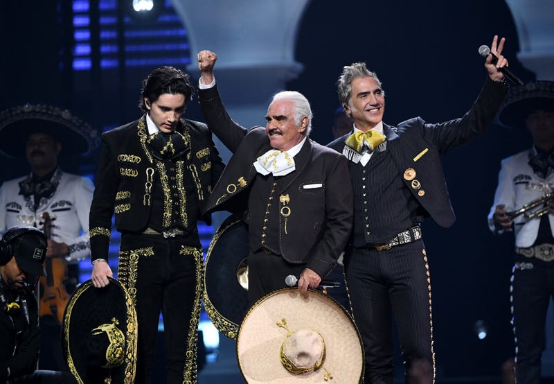 LAS VEGAS, NEVADA - 14 DE NOVIEMBRE: Alex Fernández, Vicente Fernández y Alejandro Fernández actúan en el escenario durante la 20ª entrega anual del Latin GRAMMY en el MGM Grand Garden Arena el 14 de noviembre de 2019 en Las Vegas, Nevada