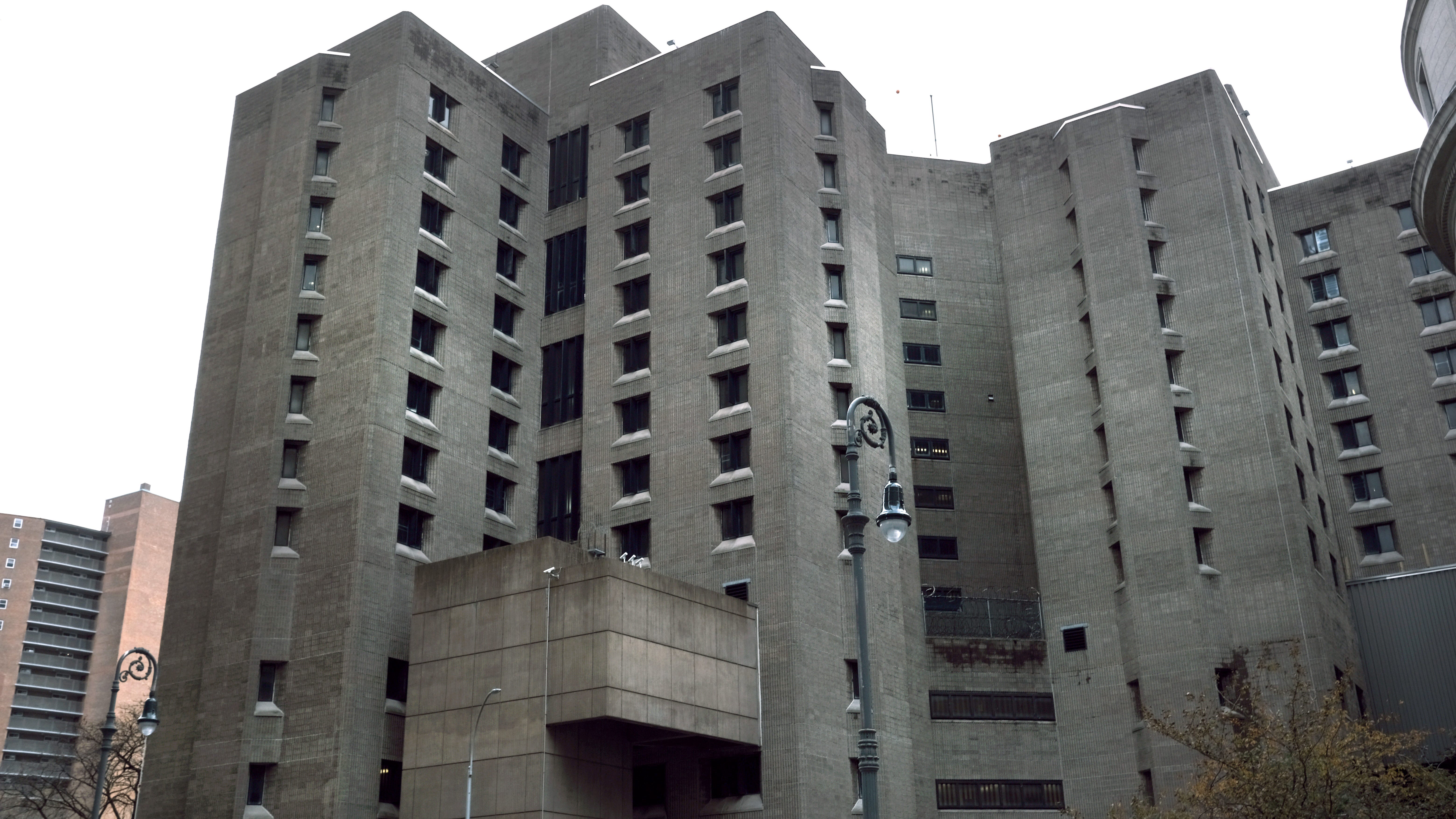 Former corrections officer gets 3 years for covering up gun smuggling scheme at Manhattan prison