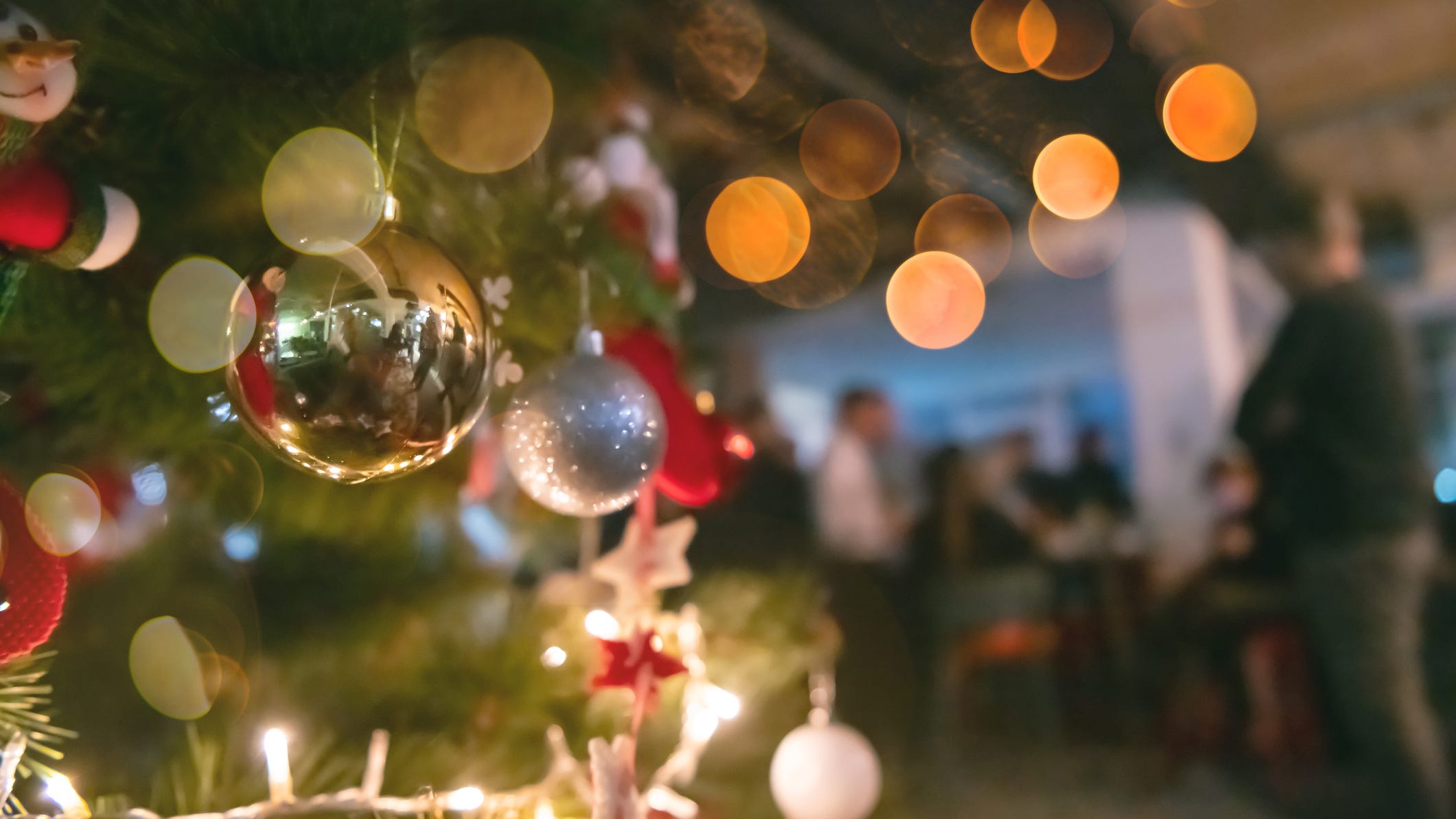 About a week before Christmas, Philadelphia health officials advise against indoor gatherings
