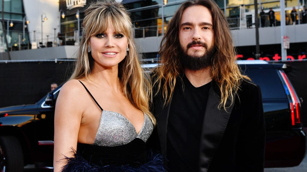 Heidi Klum and Husband Kiss Through Glass While Waiting for Coronavirus Results