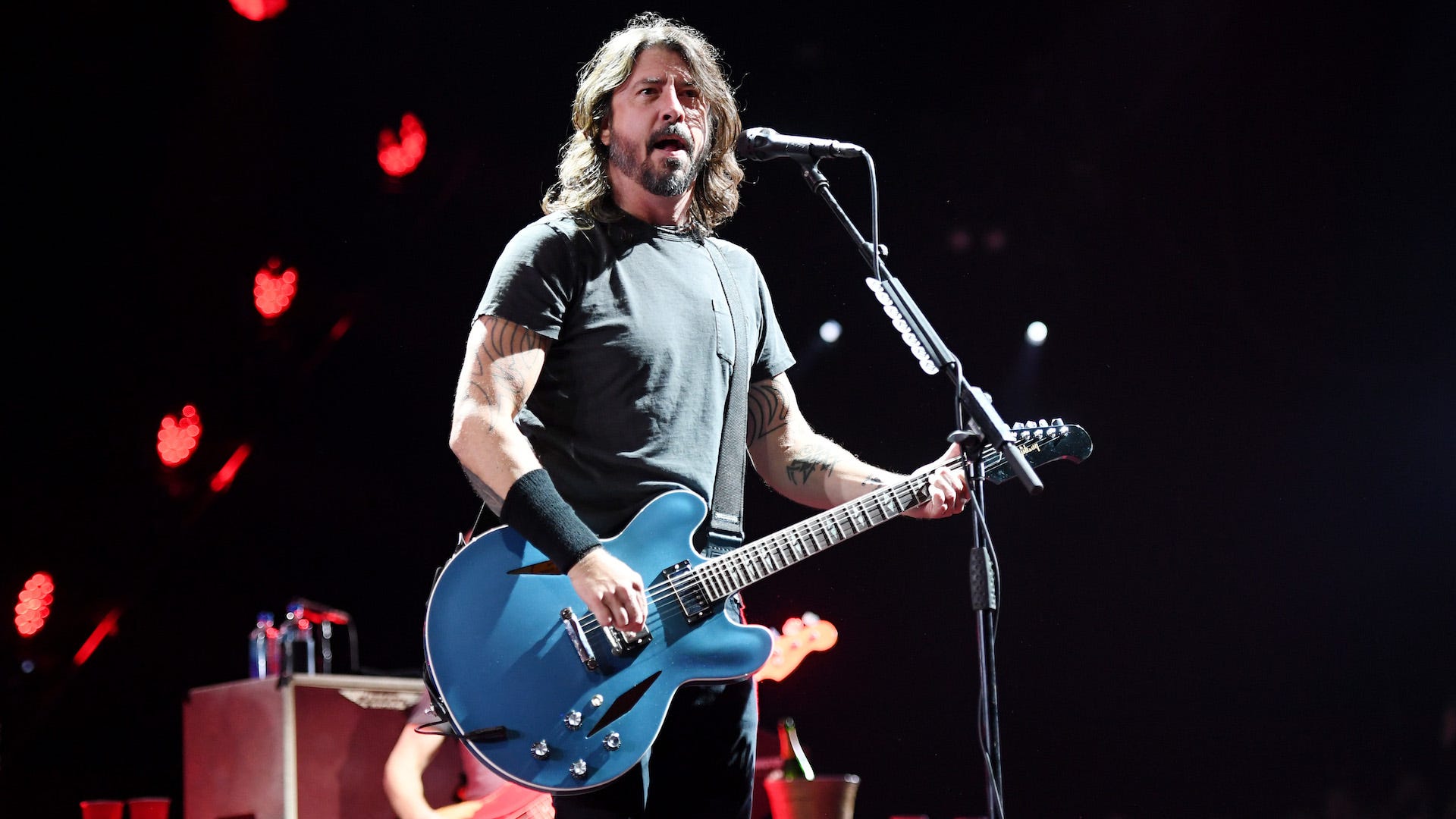 Watch Dave Grohl and his daughter take the stage for a classic cover with Nirvana bandmate
