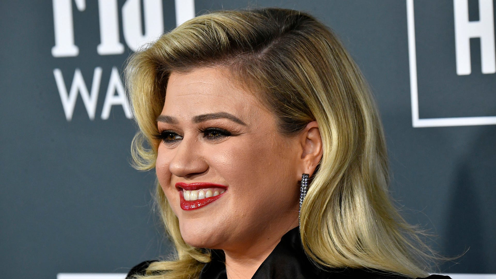 Kelly Clarkson is legally changing her name, intends to 'Breakaway' from Clarkson