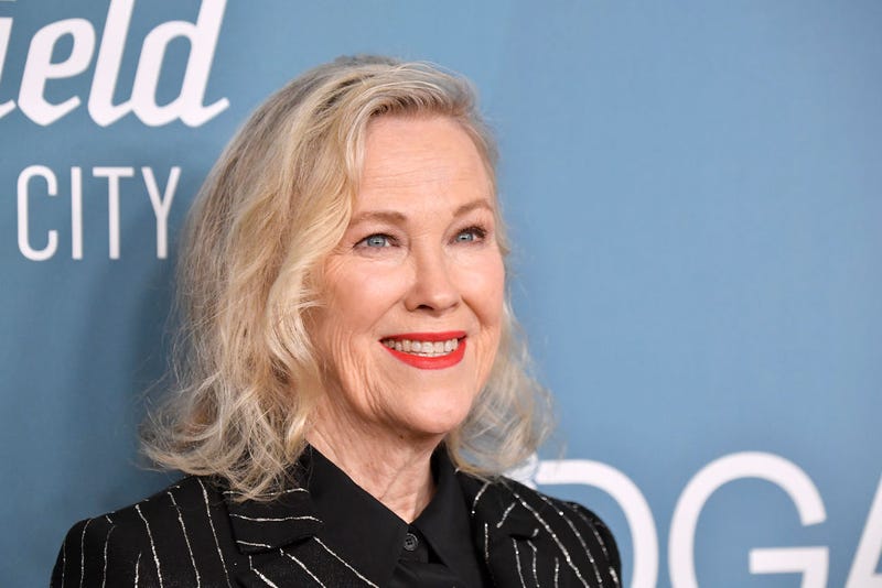 Catherine O'Hara recreates an iconic scene from "Home Alone".