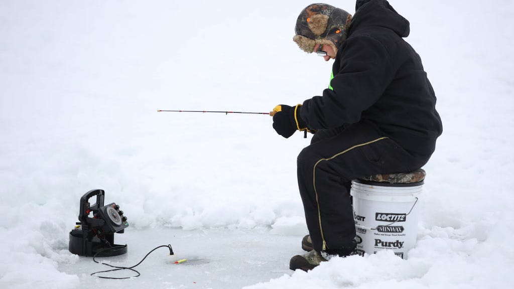 Dozens of fisherman rescued after big chunk of ice breaks off in Green Bay
