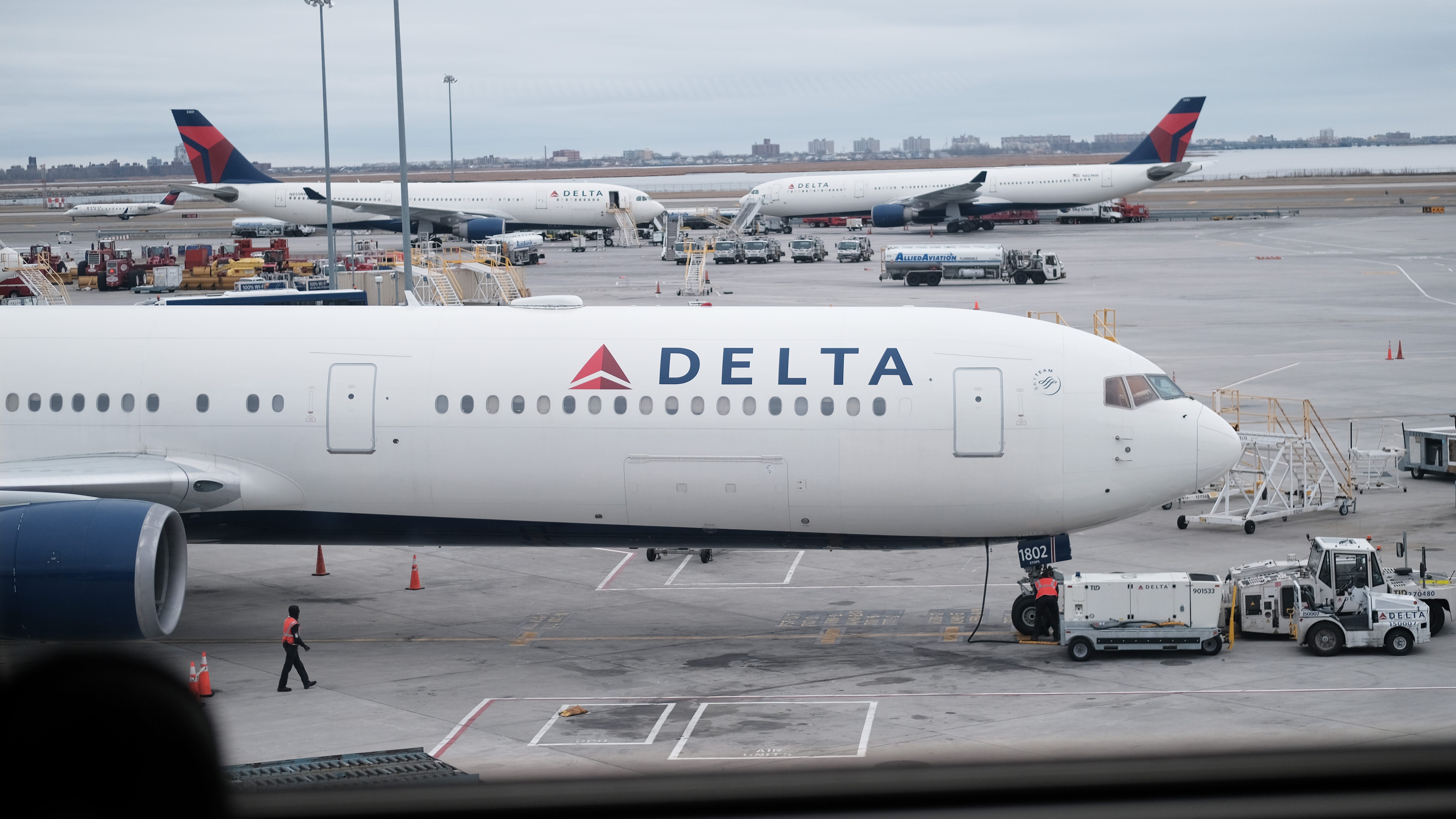 3 LI women charged after they punch, kick Delta security officer, agent at JFK