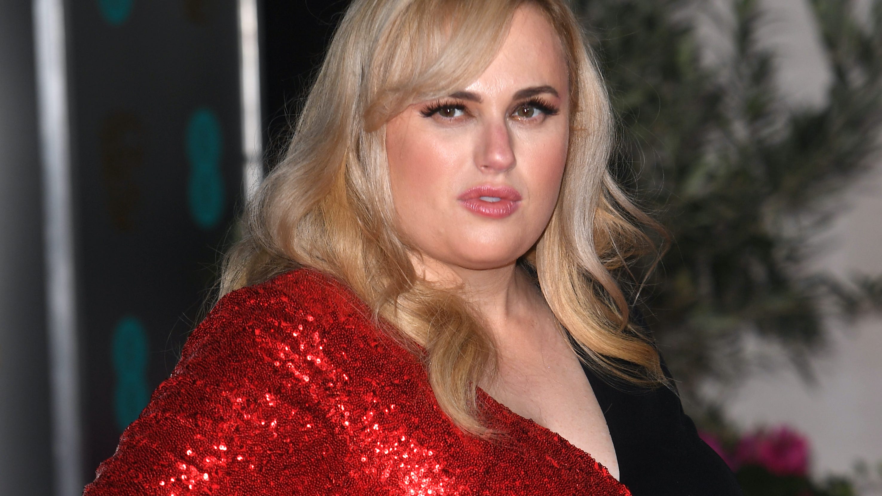 Rebel Wilson shows off 60-pound weight loss in skinny jeans while dancing under the sun