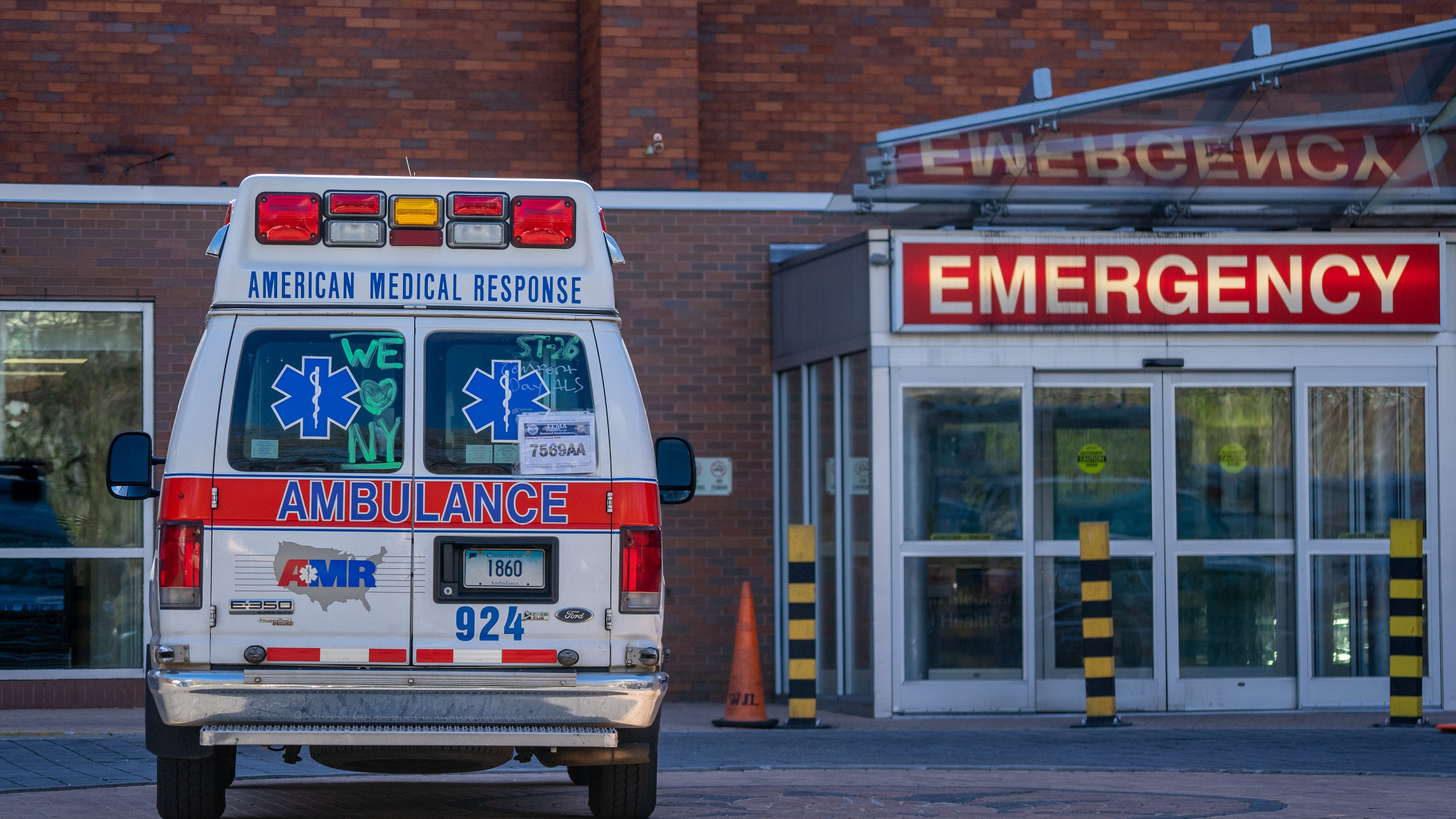 Man survives self-inflicted gunshot wound to head after barricading himself in Bronx building for over 9 hours