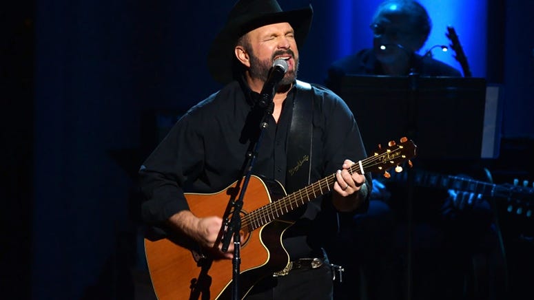 Garth Brooks Steps Down From CMAs 'Entertainer of the Year' - 'It's Time For Someone Else'