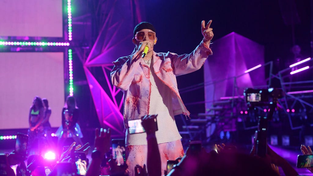 VIDEO: Bad Bunny recibe golpiza y le 'vandalizan' su Bugatti en la WWE