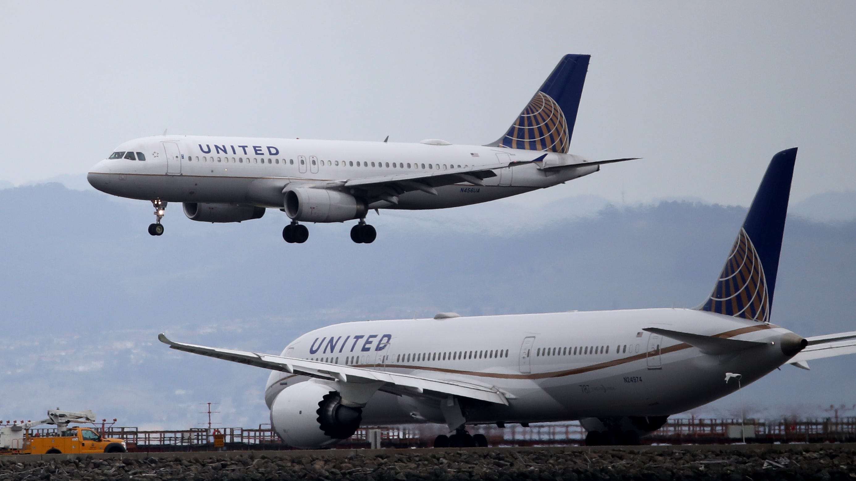 Man arrested after jumping out of United Airlines plane that was arriving at O'Hare
