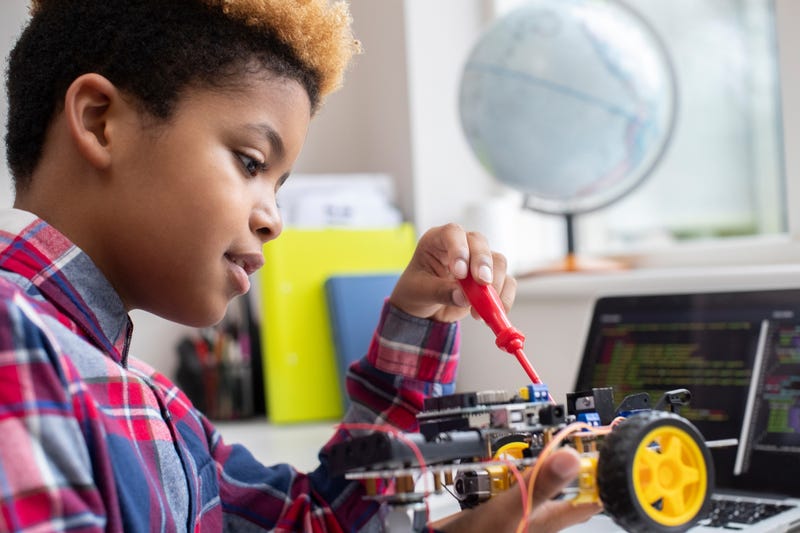 Student builds robotic car in science class