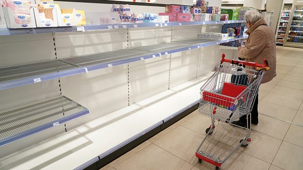 Woman Helps Elderly Couple Afraid to Enter Store Over Coronavirus Fears