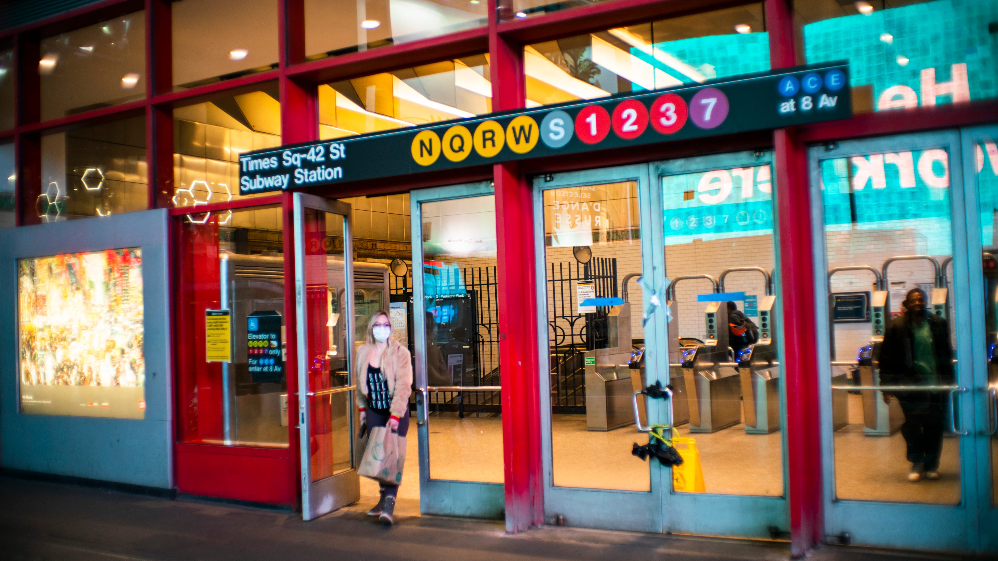Man slashed in face at Times Square subway station