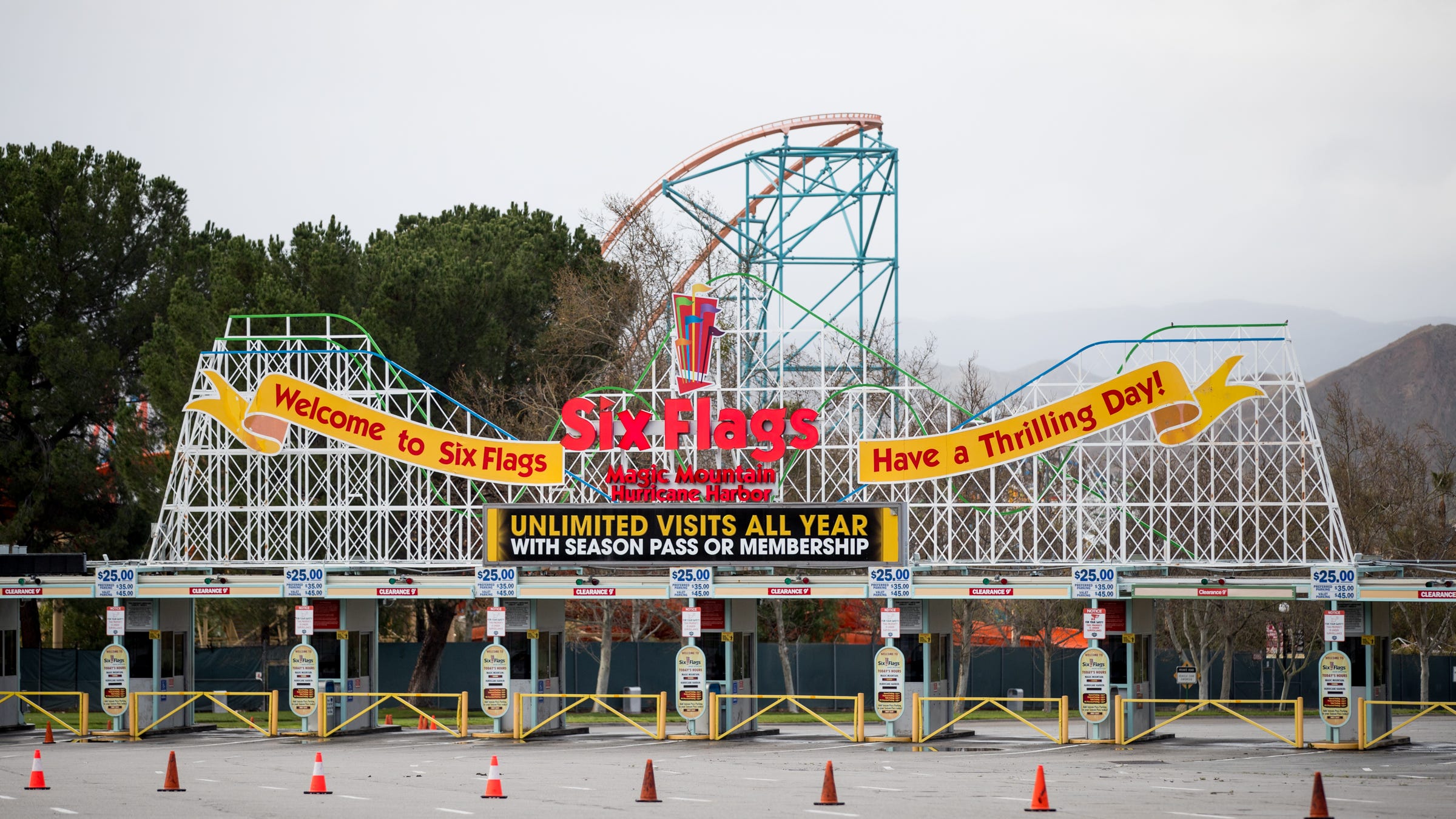 L.A. County hotel, theme park workers may get $25 minimum wage