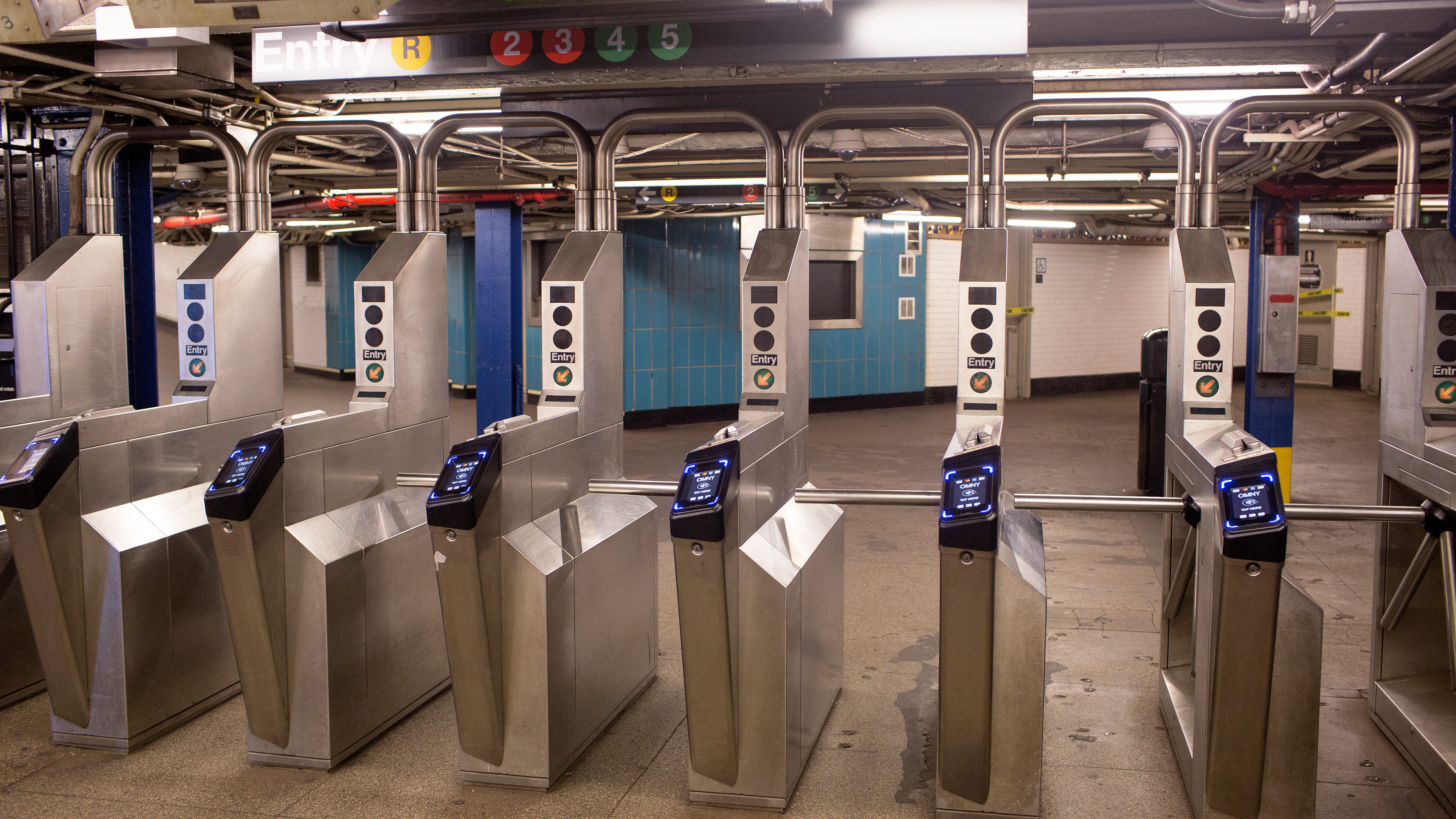 Man slashed at Borough Hall subway station in Brooklyn