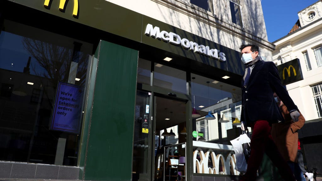 Empleados de McDonald’s Pudieran Llamar Policía Si Clientes No Usan Mascarilla, Dice Director General