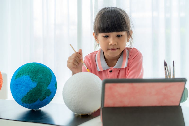 girl takes online arts and crafts class