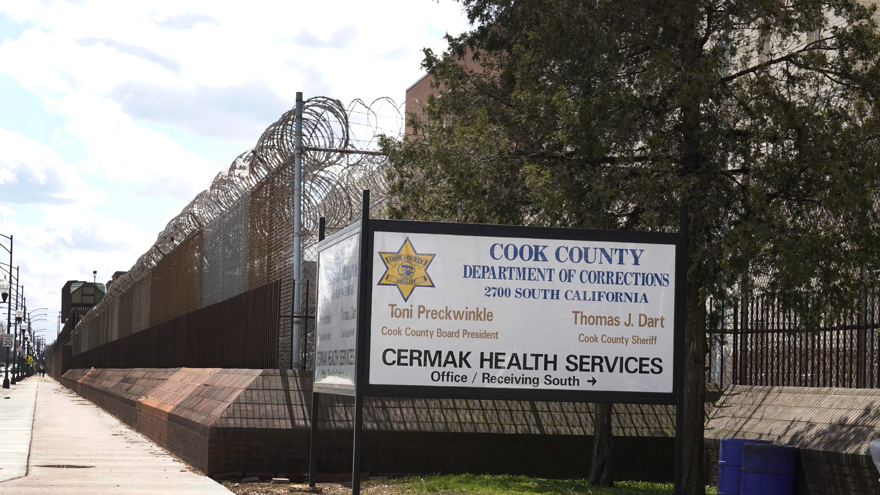 Man killed, 2 others wounded in shooting outside Cook County Jail: police