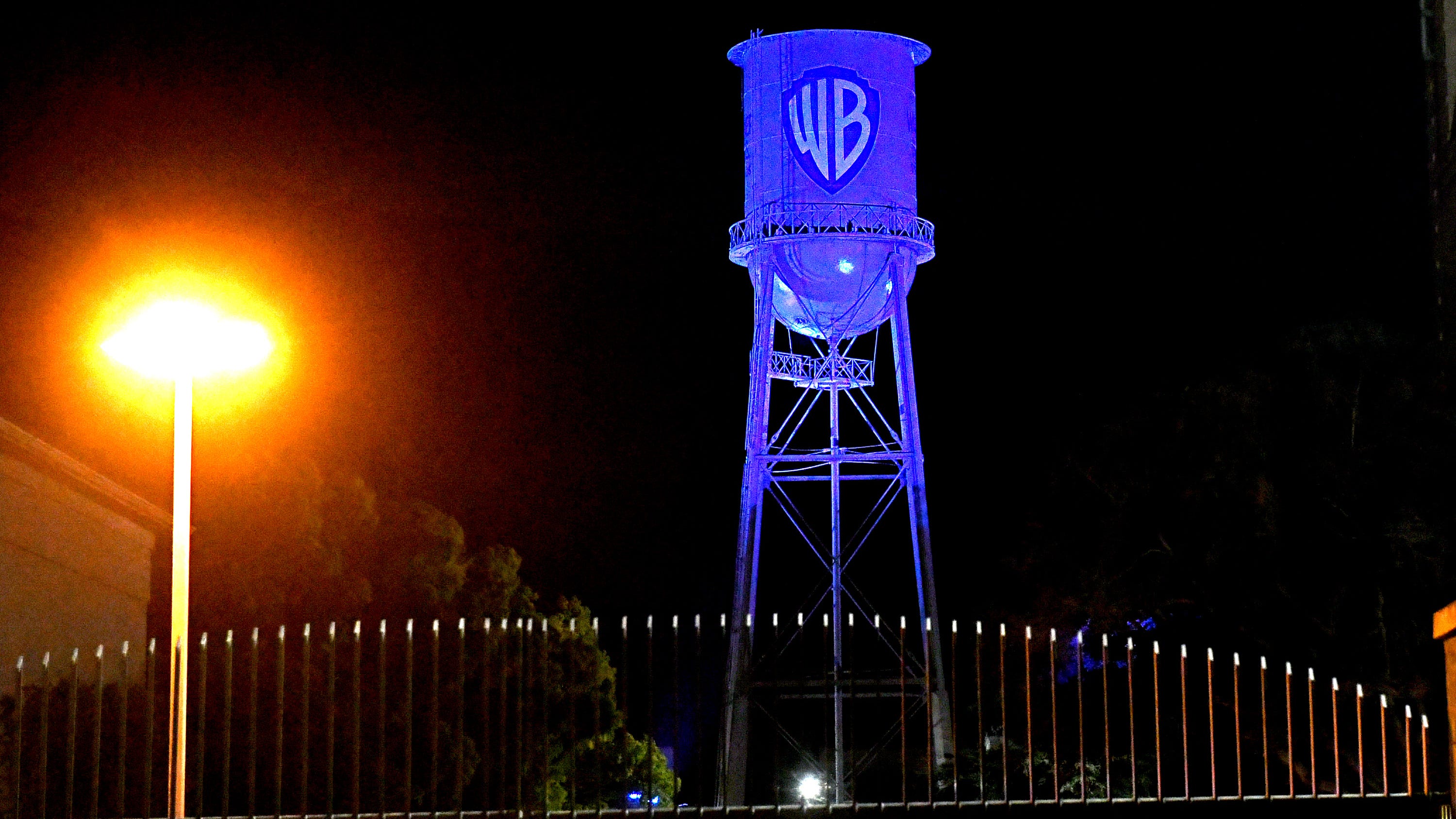Burbank firefighters extinguish blaze at Warner Bros. Studios