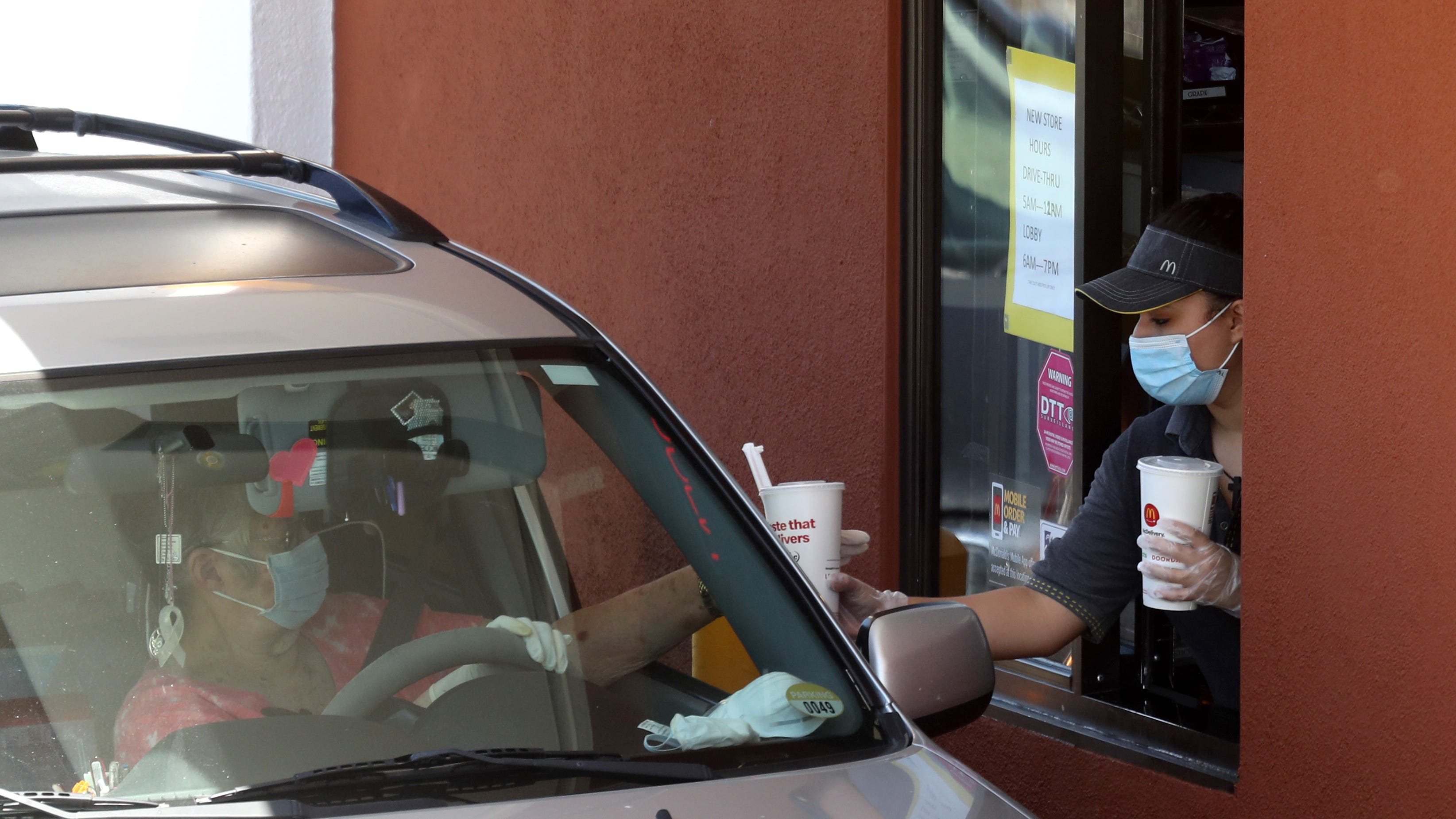 ¿Será que McDonald’s les pagará a sus empleados para que se vacunen contra el COVID-19?