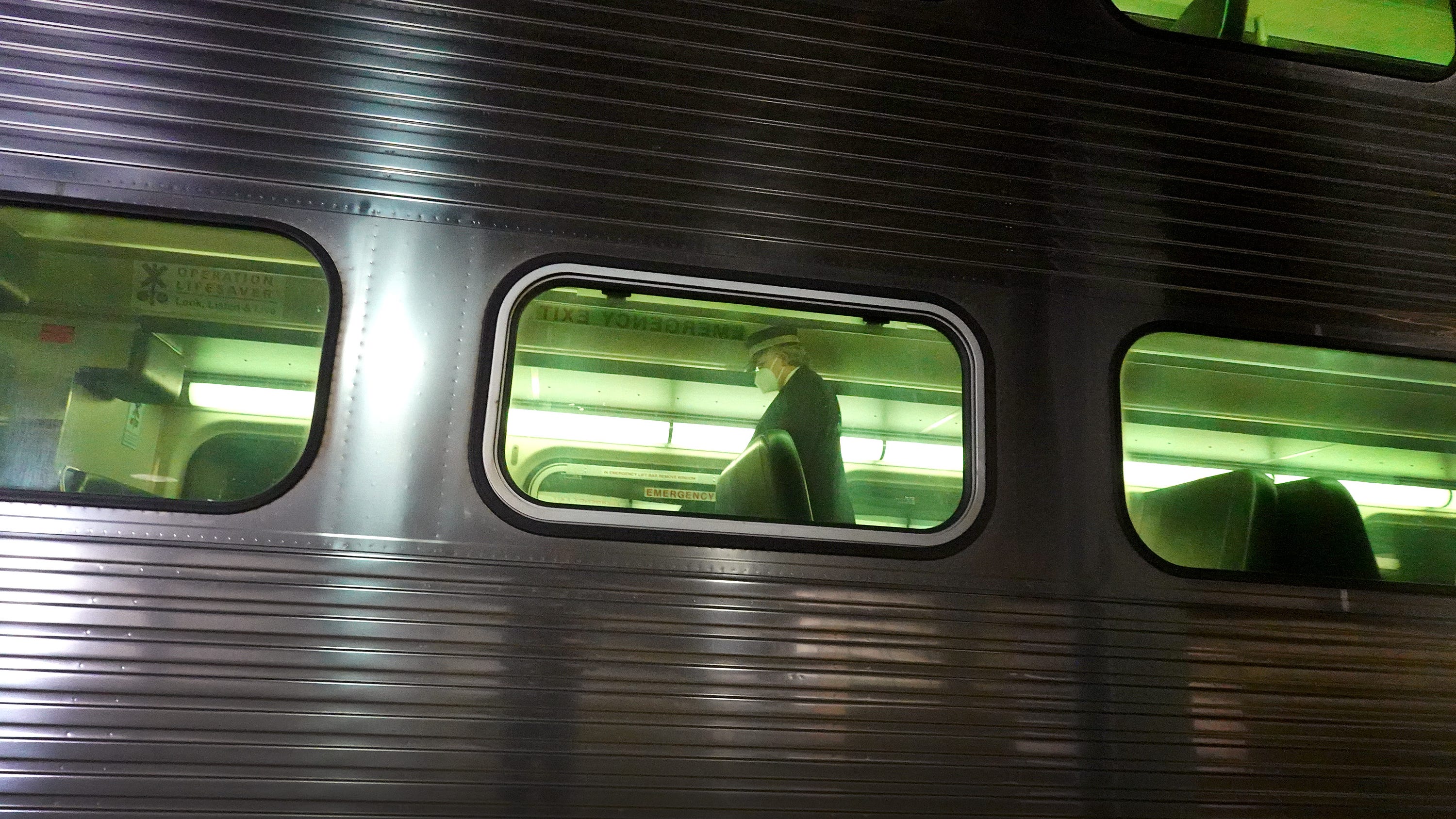 Driver flees the scene after being hit by Palatine Metra train: Police
