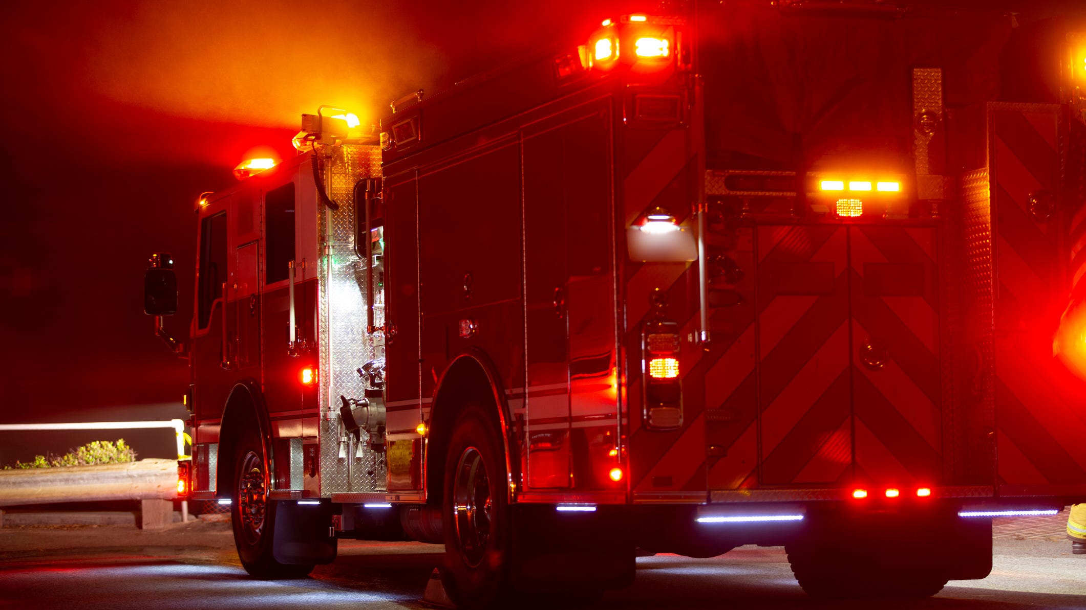 Crews monitor 4-alarm brush fire in Oakland hills