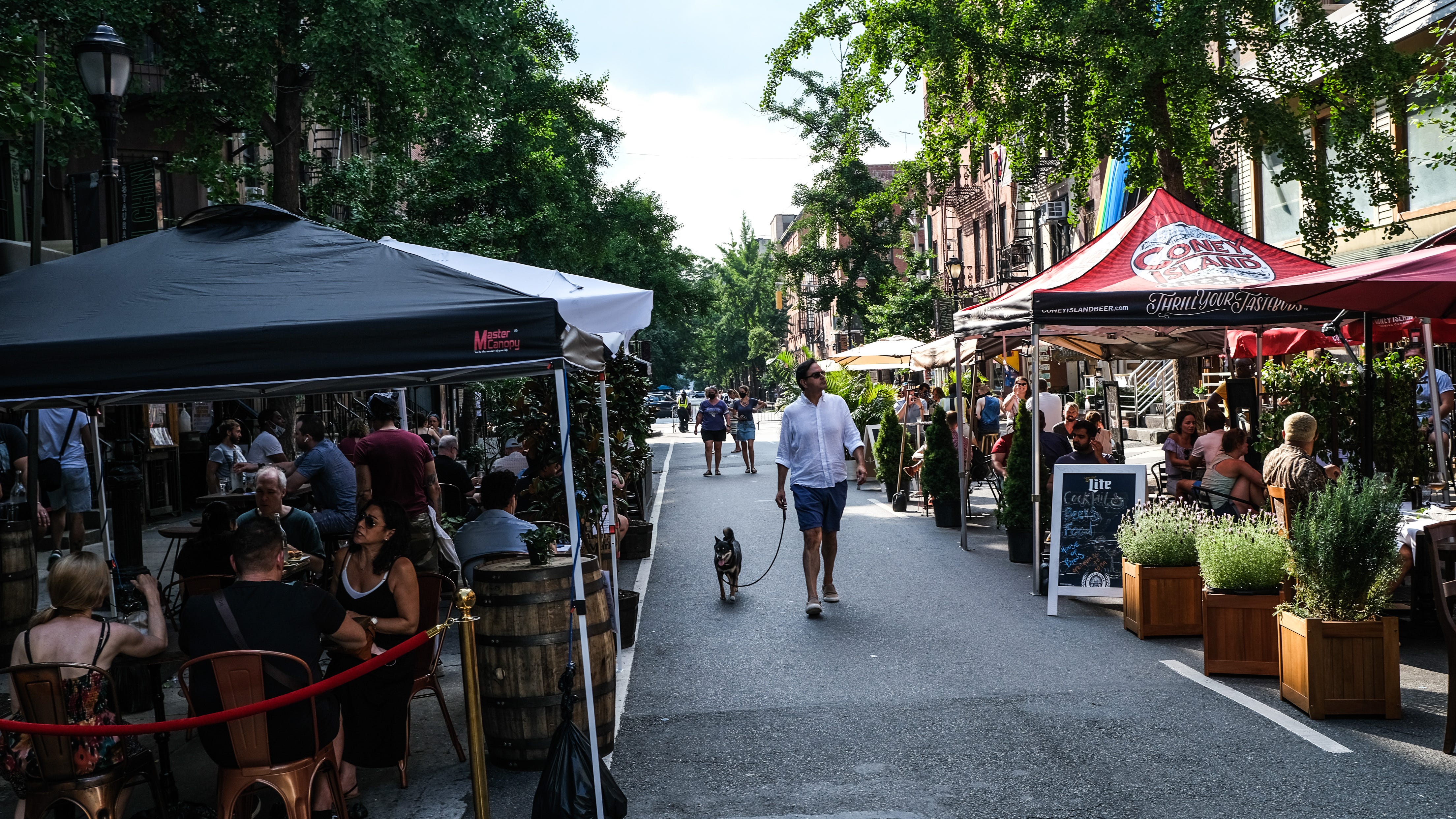 New NY law allows outdoor dining on sidewalks, streets for 1 more year