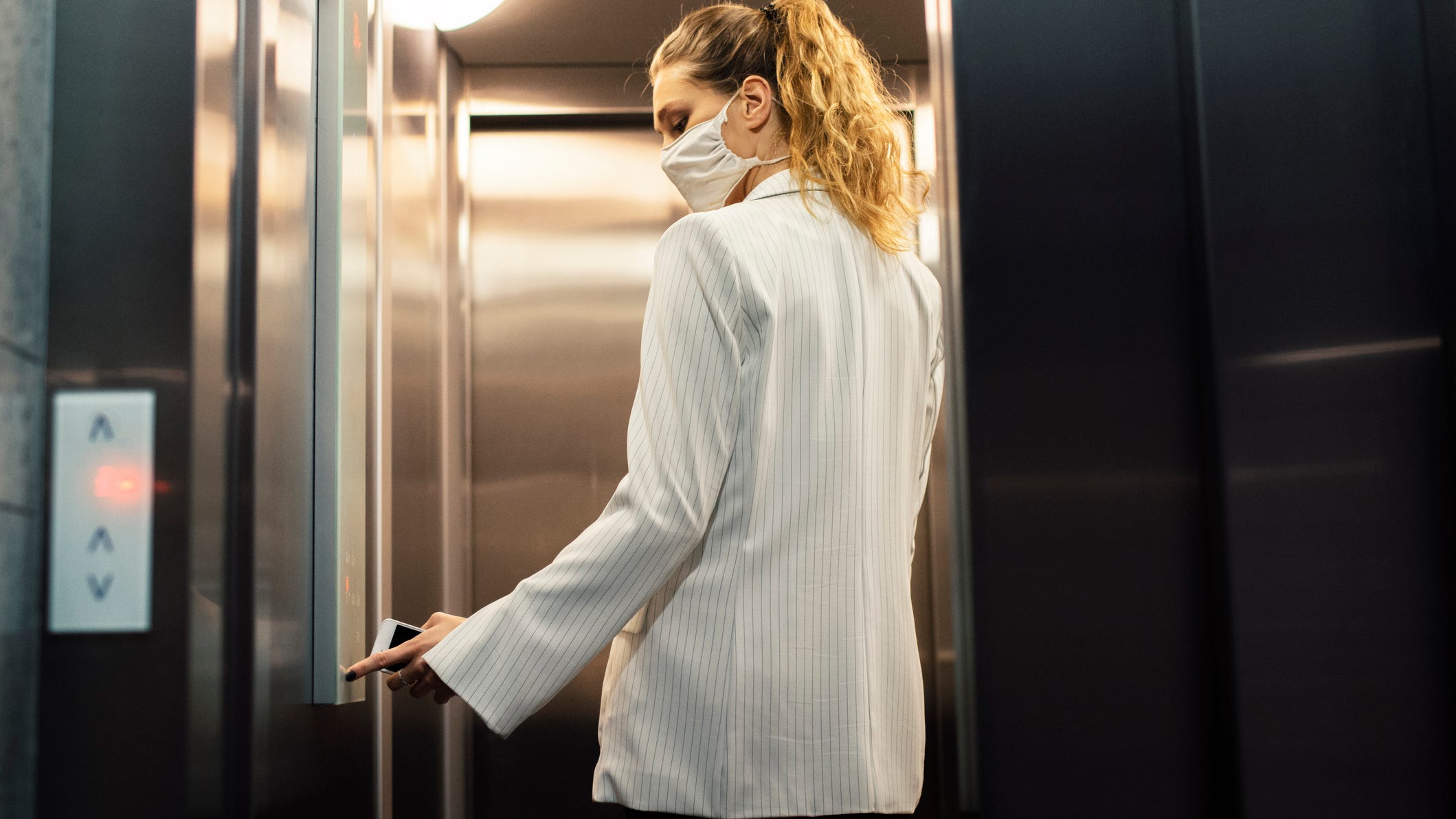 Omicron variant BA.5 is so contagious 'an elevator ride' is enough time for potential infection: expert