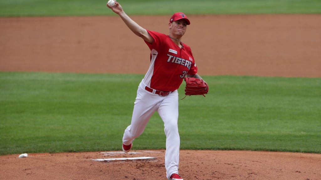 Despite MLB lockout, Cardinals sign new pitcher Aaron Brooks