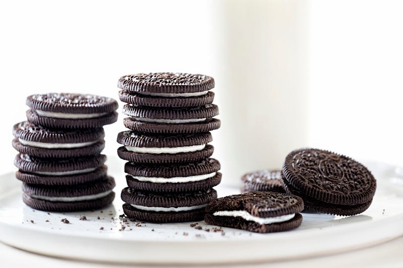 Plate of Oreo cookies