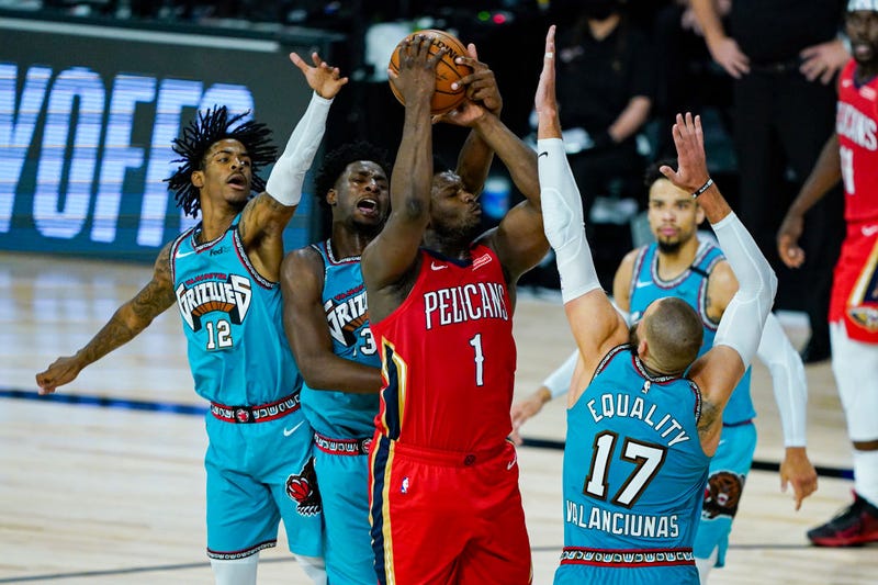Zion Williamson commands the attention of the Memphis Grizzlies down low.
